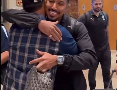 مزاح وعناق.. نجوم الهلال يحتفون بعامل هندي عمل فى النادي لـ25 عاما